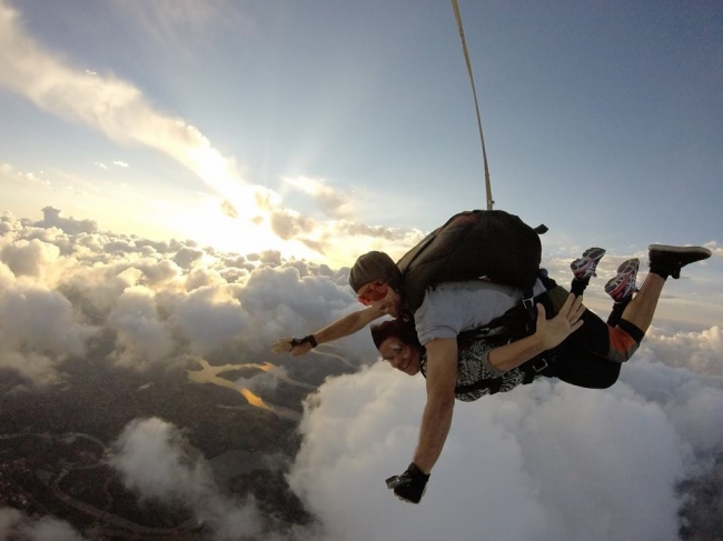 Salto en paracaídas: ¡adrenalina y libertad puras!