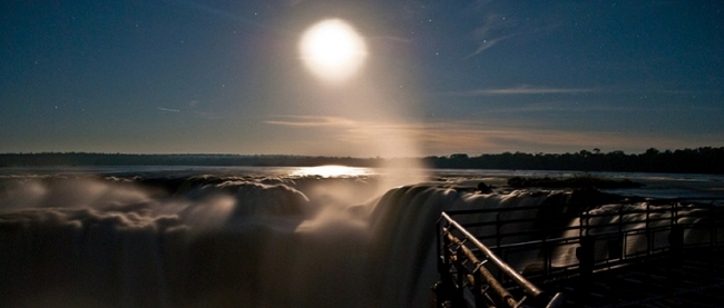 Chutes de Iguazú au clair de lune